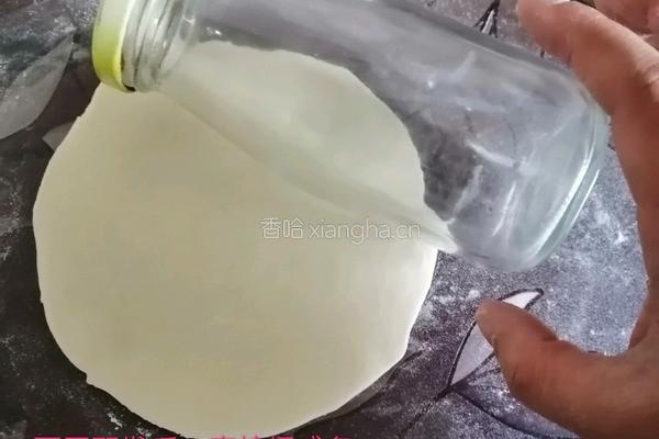 乡村版粉丝包菜馅饼的做法图解3
