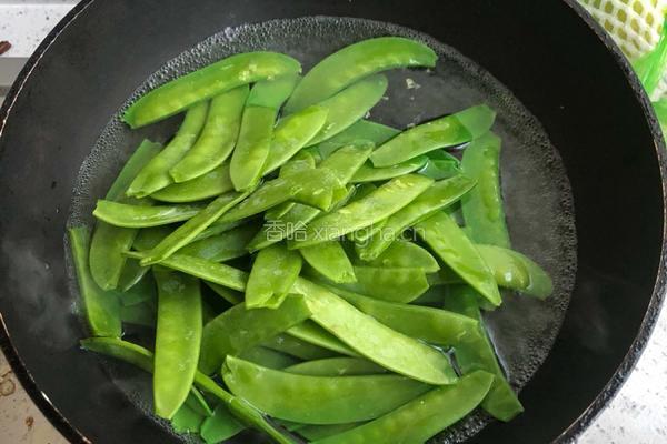 腊肠炒荷兰豆的做法图解2