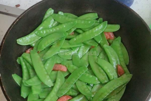 腊肠炒荷兰豆的做法图解5