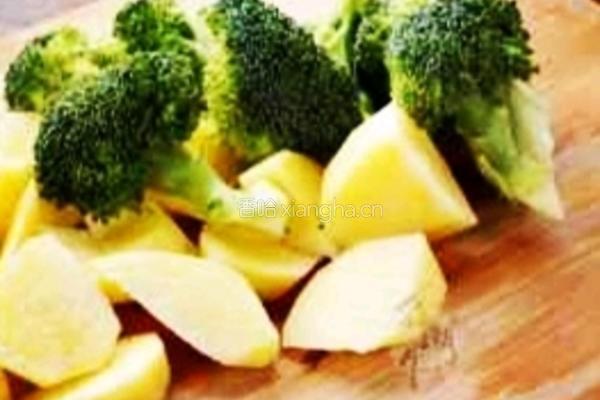 土豆条烧西兰花的做法图解1