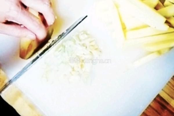 土豆条烧西兰花的做法图解4
