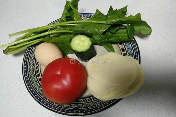 番茄鸡蛋菠菜面块的做法图解1