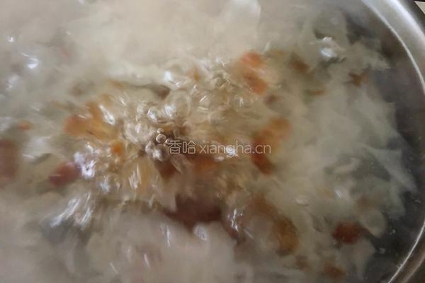 牛奶桃胶银耳羹的做法图解2