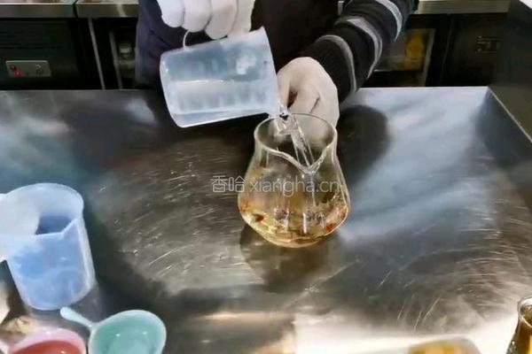 防疫饮品l罗汉果雪梨蜂蜜水的做法图解2