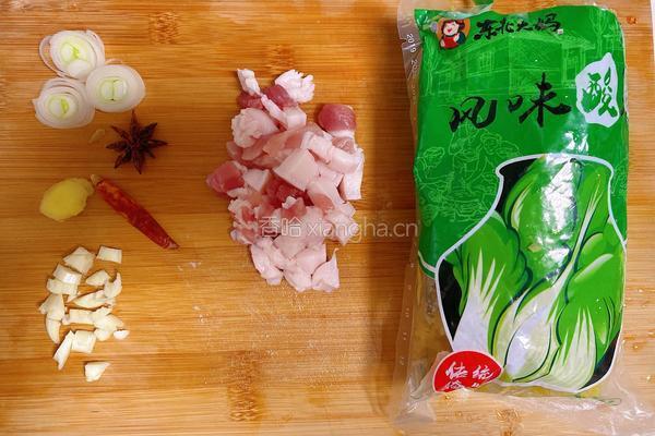 酸菜炒肉的做法图解1