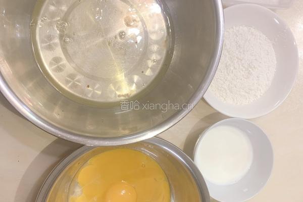 八寸戚风蛋糕,仅5样材料的做法图解1