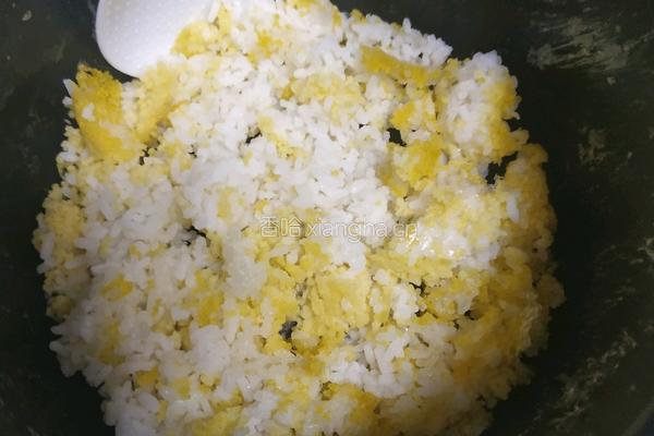 5分钟快手金银双色蛋炒饭的做法图解1