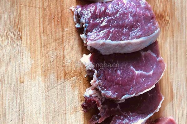 牛肉炖萝卜的做法图解1