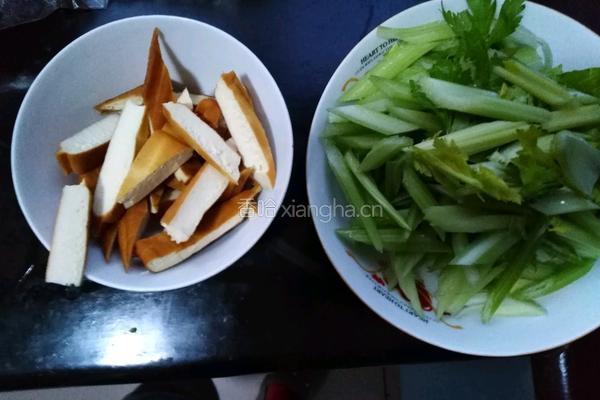 西芹炒香干的做法图解1