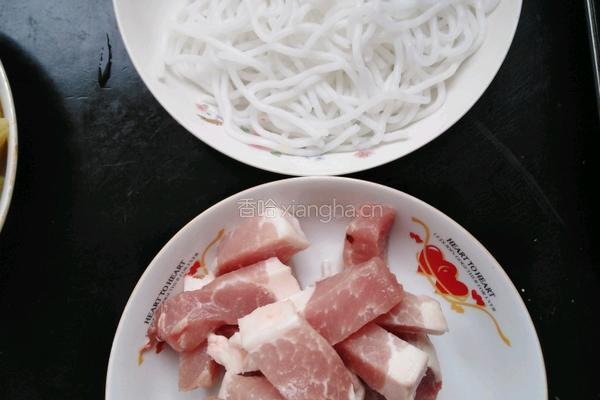 红烧肉炖粉条的做法图解1