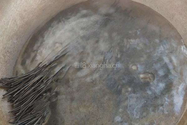 凉拌蕨根粉的做法图解2
