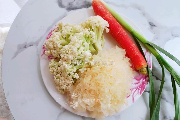 银耳炒菜花的做法图解1