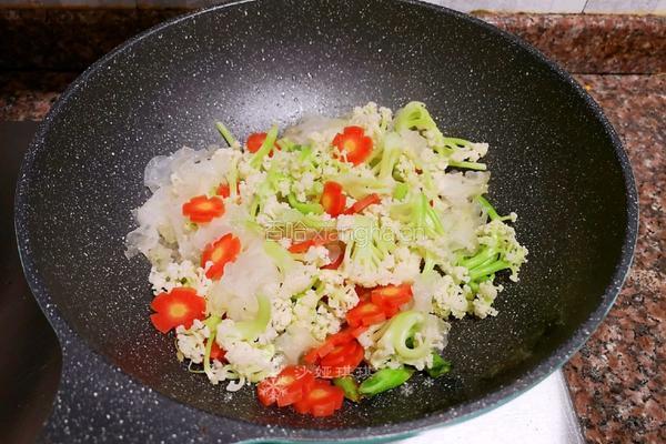 银耳炒菜花的做法图解9