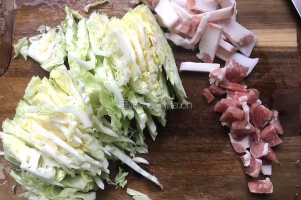 包心菜炒肉的做法图解2