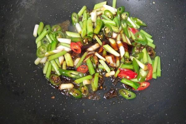 蒜苗炒豆腐便当的做法图解5