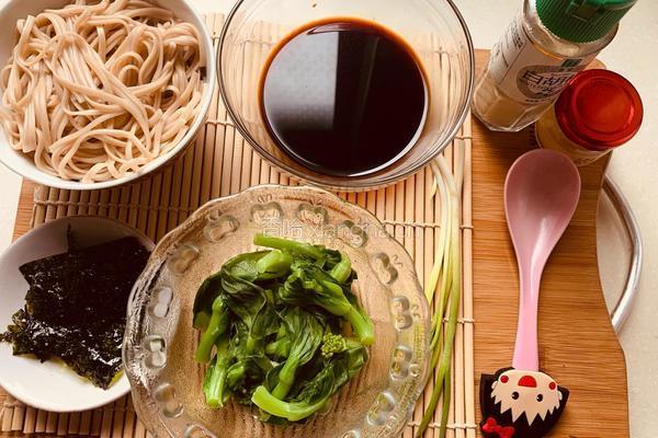 日式荞麦冷面与芝士寿司爱心便当的做法图解3