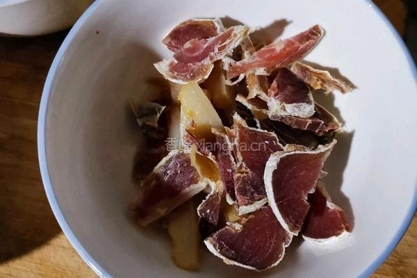 手撕包菜炒腊肉的做法图解3