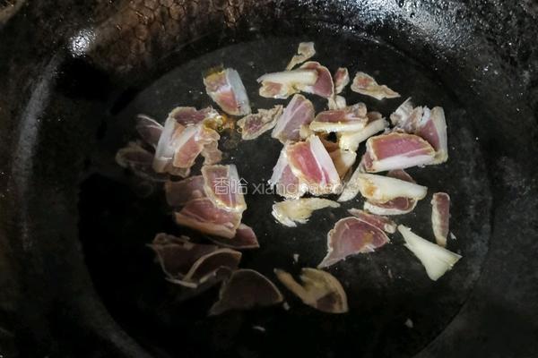 手撕包菜炒腊肉的做法图解4