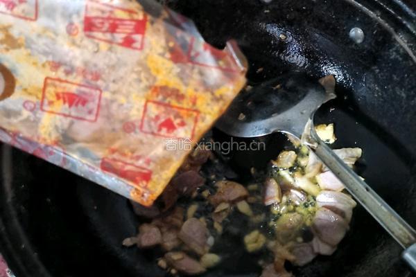 手撕包菜炒腊肉的做法图解6