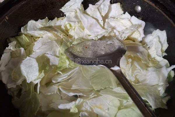 手撕包菜炒腊肉的做法图解7