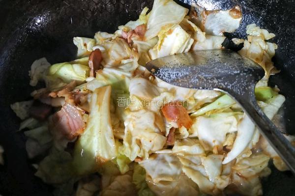 手撕包菜炒腊肉的做法图解10