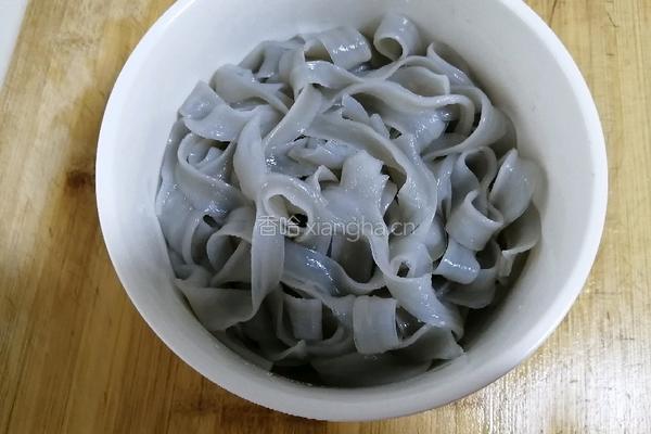 酸辣白菜炒宽粉的做法图解2