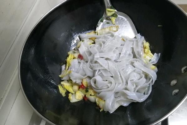 酸辣白菜炒宽粉的做法图解5