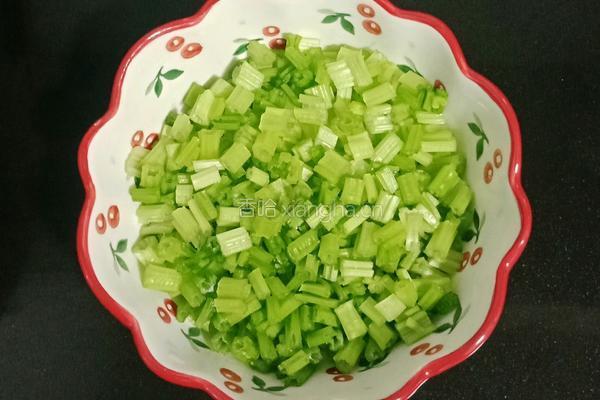 芹菜肉沫蛋炒饭便当的做法图解1