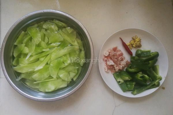 莴苣青椒炒肉丝的做法图解1