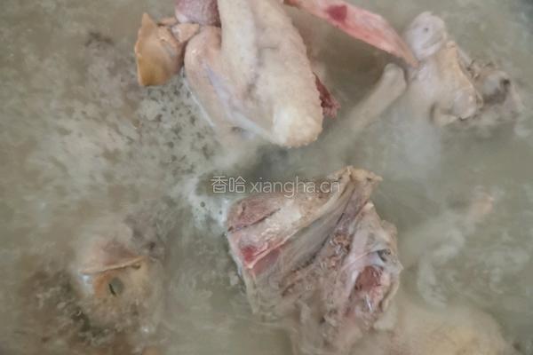 花旗参炖乳鸽汤的做法图解1