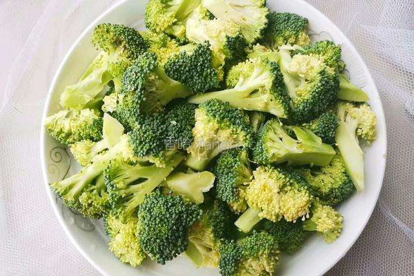 西兰花木耳炒火腿的做法图解1
