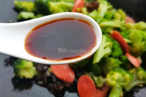 西兰花木耳炒火腿的做法图解9