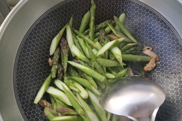 猪肉炒芦笋的做法图解4