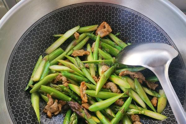 猪肉炒芦笋的做法图解5