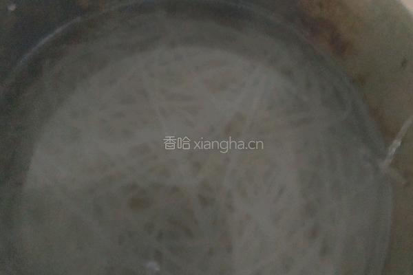 地道的东北特色快手菜芹菜炒粉的做法图解1