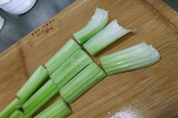 地道的东北特色快手菜芹菜炒粉的做法图解2