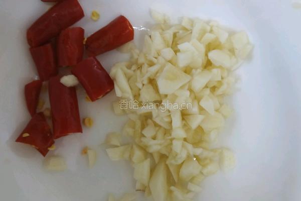 地道的东北特色快手菜芹菜炒粉的做法图解3