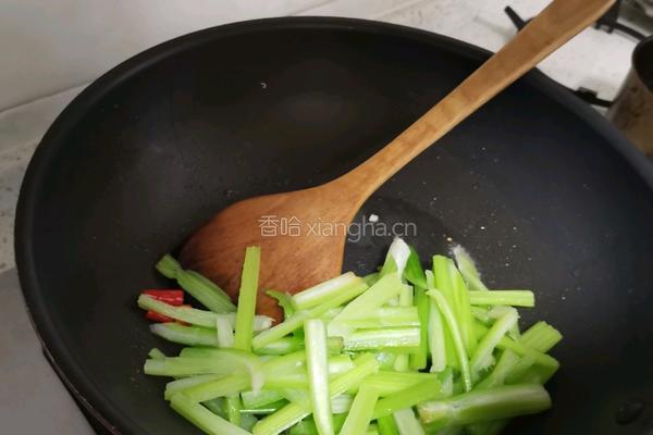 地道的东北特色快手菜芹菜炒粉的做法图解6