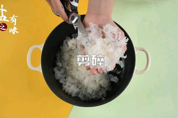 银耳雪梨羹的做法图解2