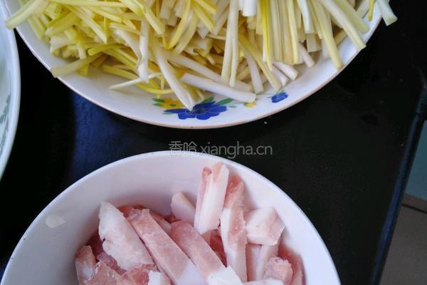 蒜黄炒肉的做法图解1