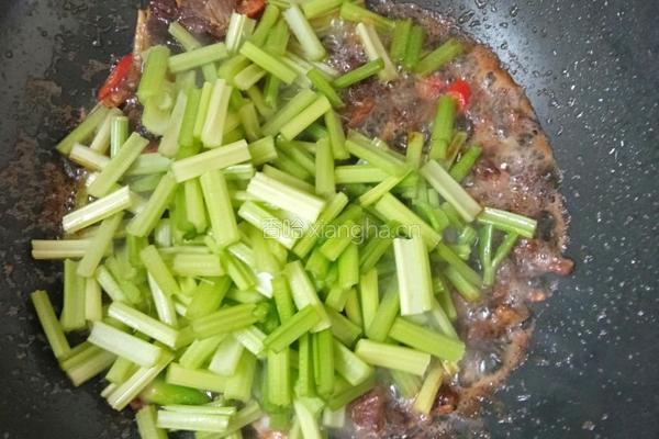 芹菜炒肉便当的做法图解5
