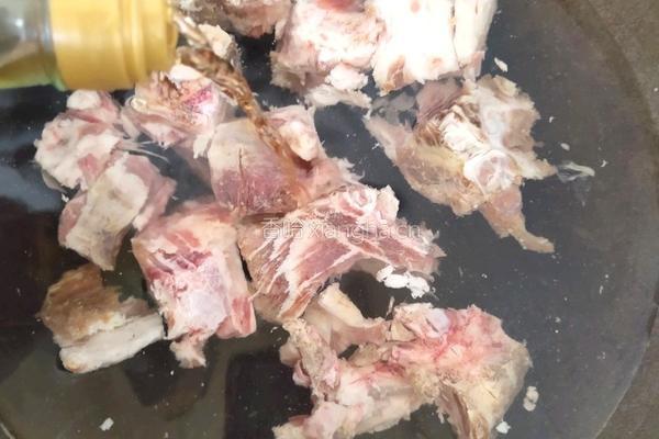 排骨炖土豆的做法图解1