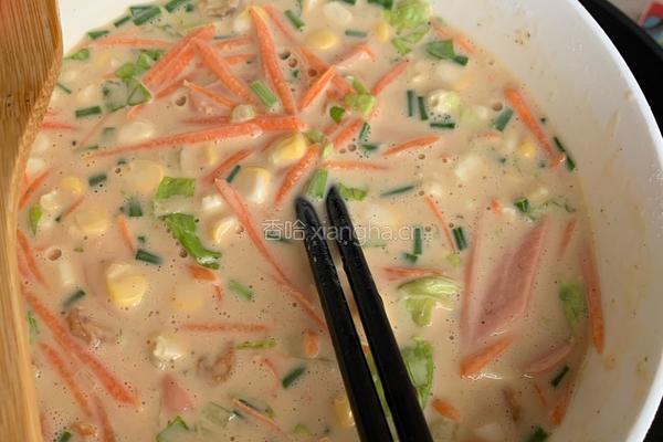 玉米胡萝卜虾米鸡蛋火腿烙饼的做法图解2