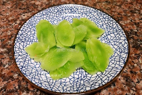 莴笋炒木耳的做法图解2