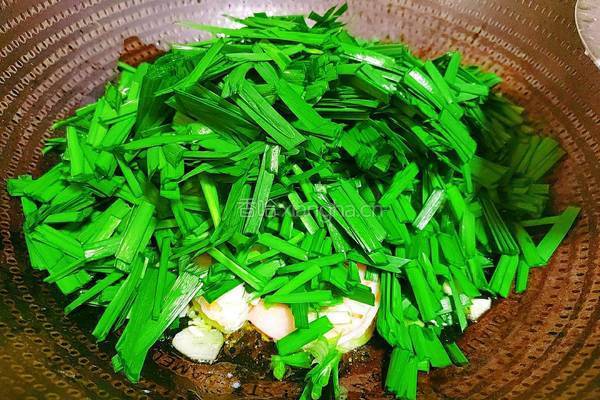 韭菜炒南美白对虾的做法图解12
