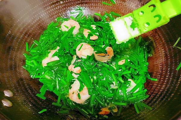 韭菜炒南美白对虾的做法图解14