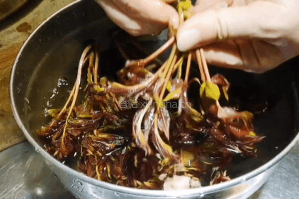 酥嫩喷香，香椿烘蛋的做法图解1