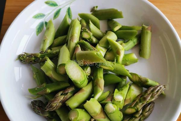 蒜香芦笋牛肉粒的做法图解2