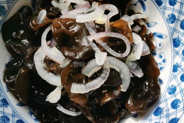 葱头拌木耳的做法图解1