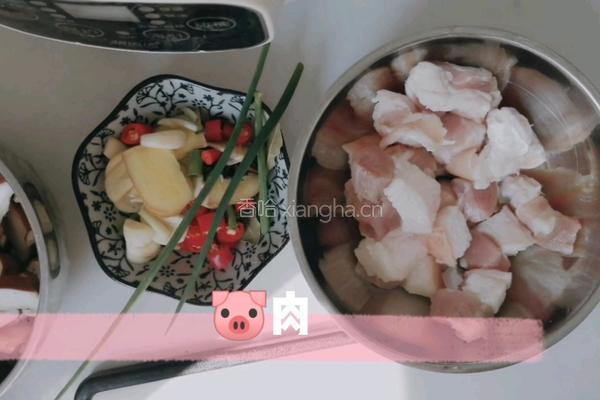 白菜猪肉炖粉条的做法图解1